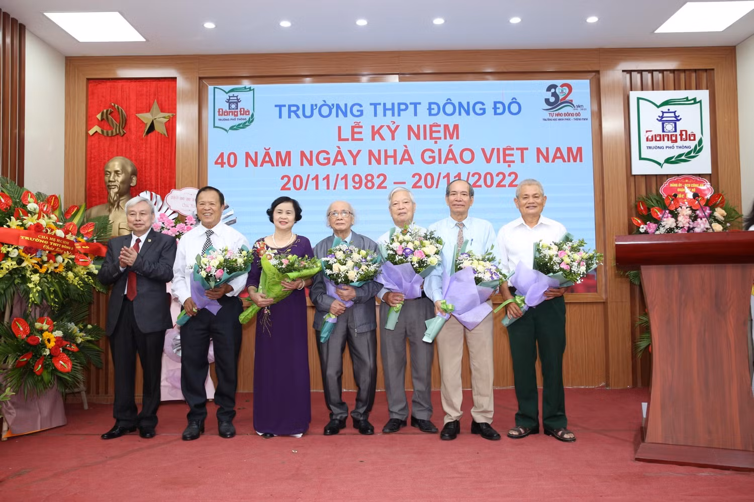 Tiến sĩ Võ Thế Quân Chúc mừng các thầy, cô giáo lão thành.