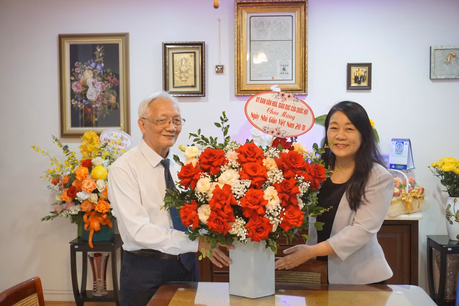 Bà Nguyễn Thị Tuyết Nga - đại diện Ủy ban Văn hóa, Giáo dục của Quốc hội đến thăm Tiến sĩ Nguyễn Tùng Lâm nhân dịp kỷ niệm 40 năm ngày Nhà giáo Việt Nam. (Ảnh: Nguyên Phương)