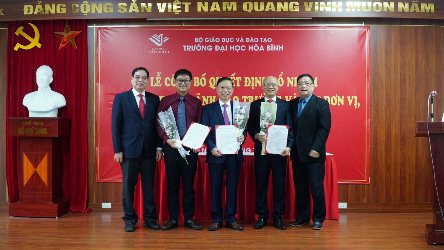 Lãnh đạo nhà trường gửi lời chúc mừng đến đến các lãnh đạo, cán bộ được bổ nhiệm chức vụ. (Ảnh: NTCC) Lãnh đạo nhà trường gửi lời chúc mừng đến đến các lãnh đạo, cán bộ được bổ nhiệm chức vụ. (Ảnh: NTCC)