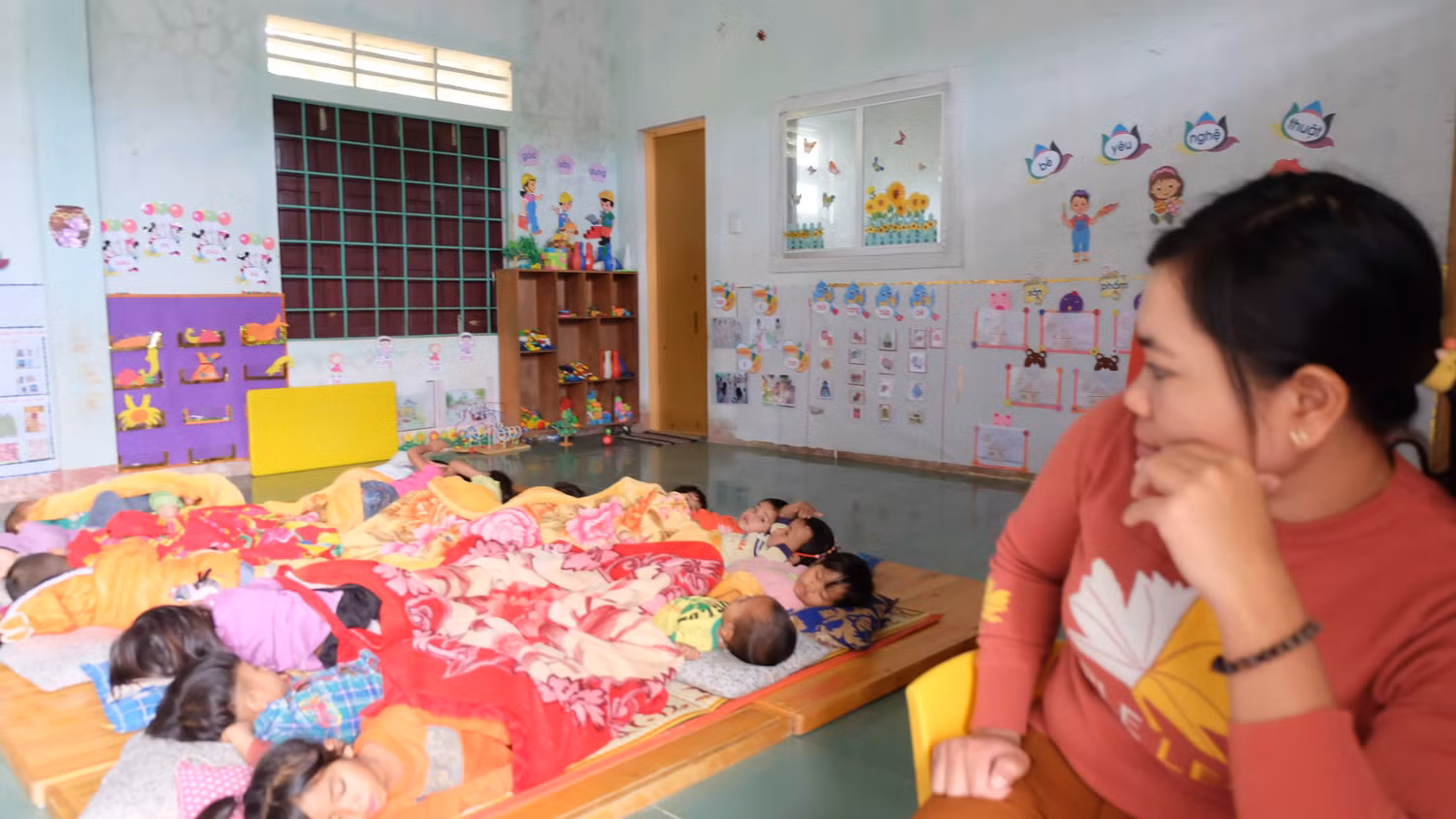 Cô giáo Phon vừa nói chuyện vừa trông chừng giấc ngủ chưa cho các con. Cô giáo Phon vừa nói chuyện vừa trông chừng giấc ngủ chưa cho các con.