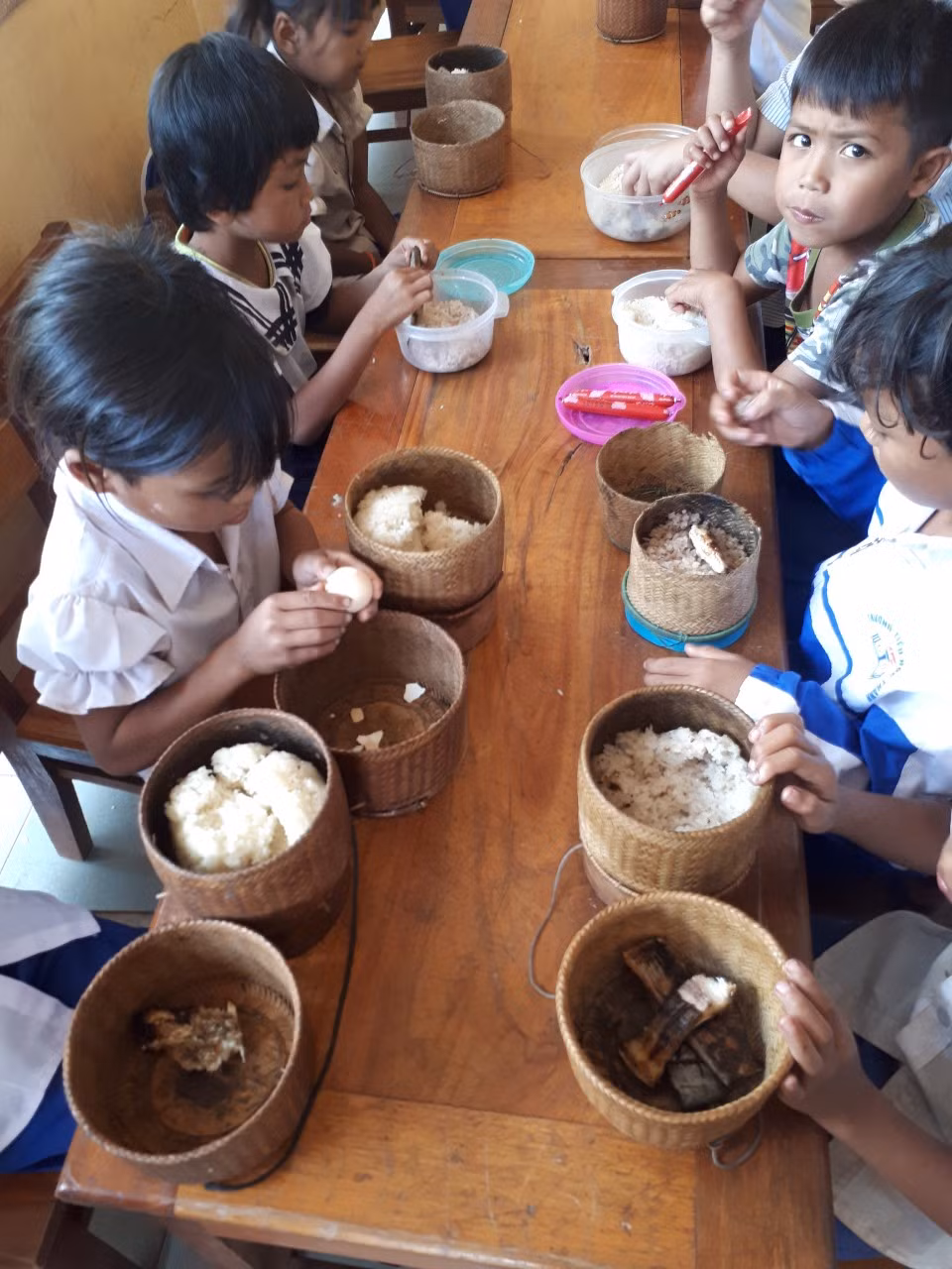 Bữa trưa của các em là cơm trắng, cơm trắng và một chút đồ nướng.