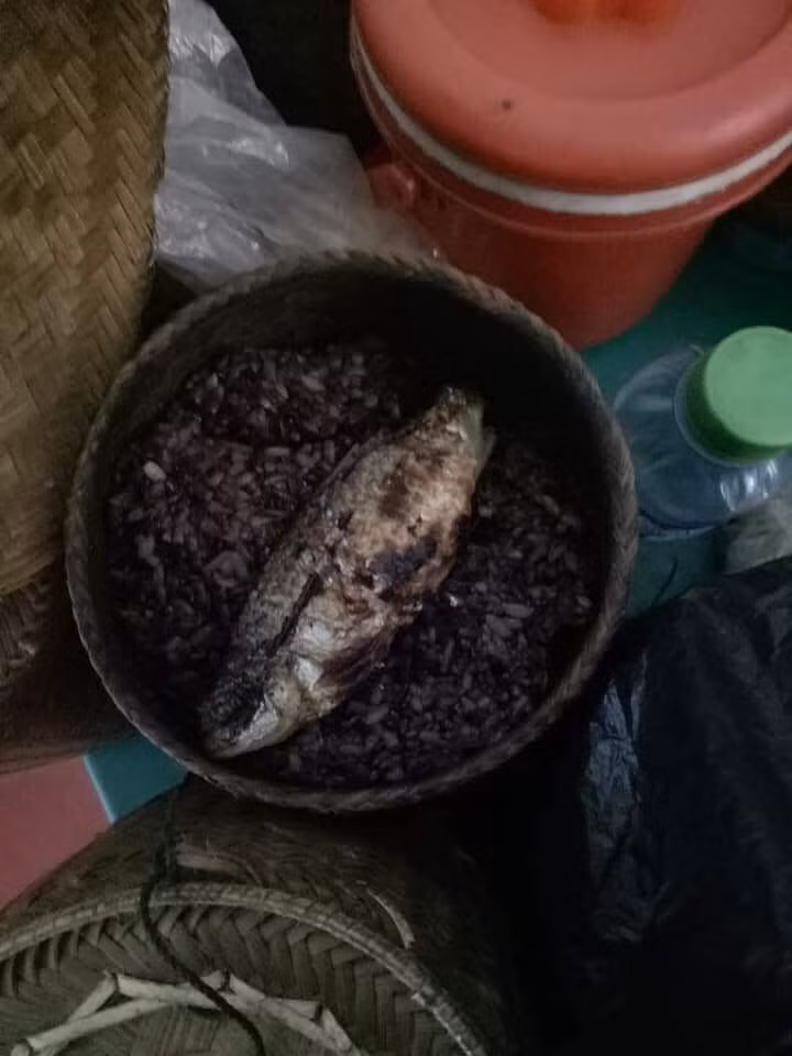 Bữa cơm trưa của học trò tại điểm trường Ta Nua Cô.
