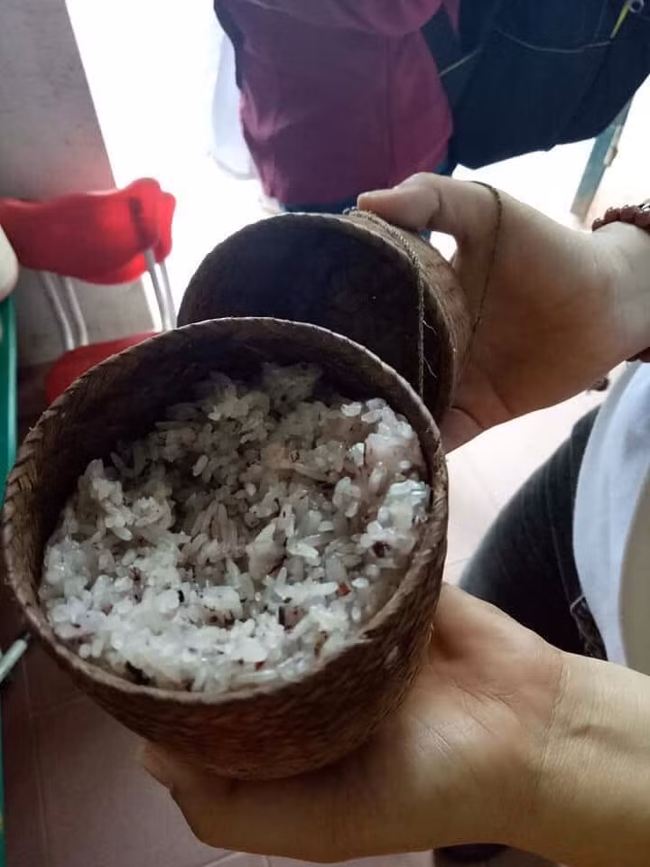 Có em chỉ có cơm không...*