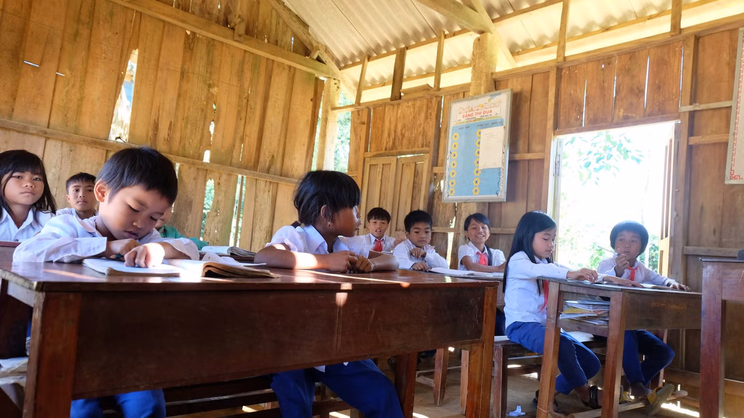 Mỗi nhóm một nhiệm vụ và tất cả góp gọn trong căn phòng chưa đầy 30m2 được dựng tạm.