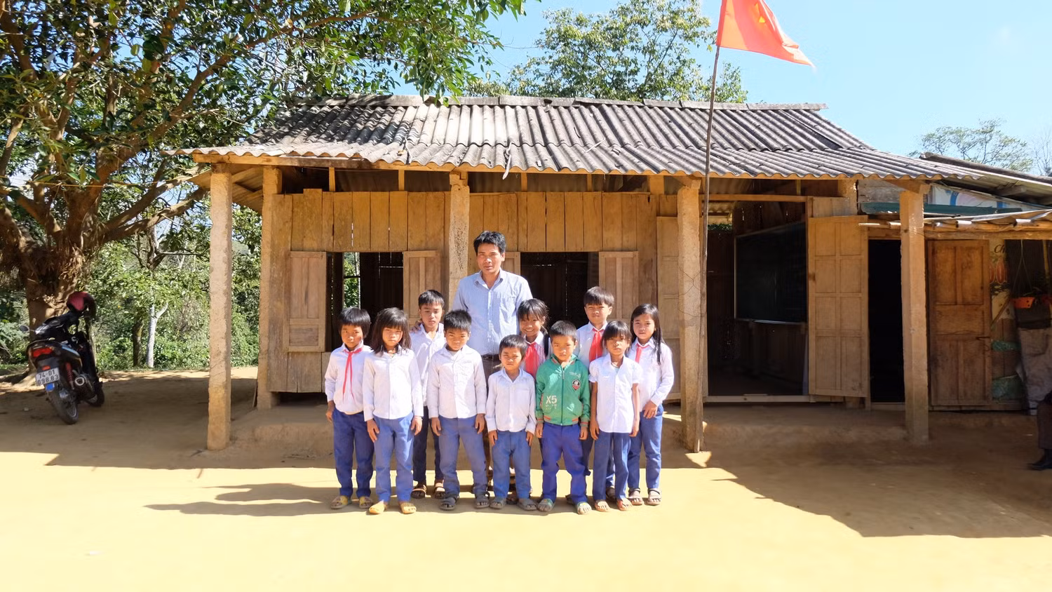 Đây sẽ là năm học cuối cùng các em học sinh phải học trong lớp học tạm này. Năm sau, các em sẽ về trường trung tâm cách đó gần 20km để học tập,