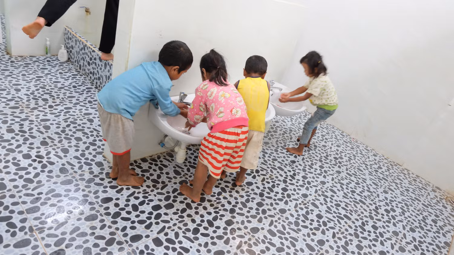 Đi rửa mặt để chuẩn bị chụp ảnh nào... Đi rửa mặt để chuẩn bị chụp ảnh nào...