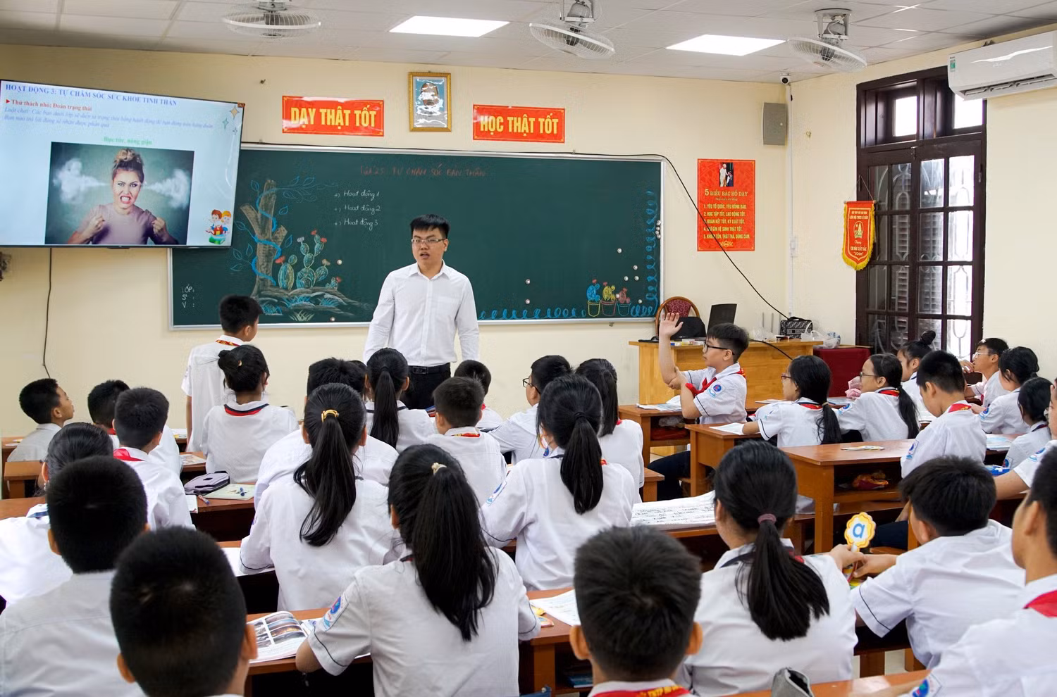 Các thầy cô giáo tham gia hội thi lên lớp các tiết học hoạt động trải nghiệm, hướng nghiệp (Ảnh: LT) Các thầy cô giáo tham gia hội thi lên lớp các tiết học hoạt động trải nghiệm, hướng nghiệp (Ảnh: LT)