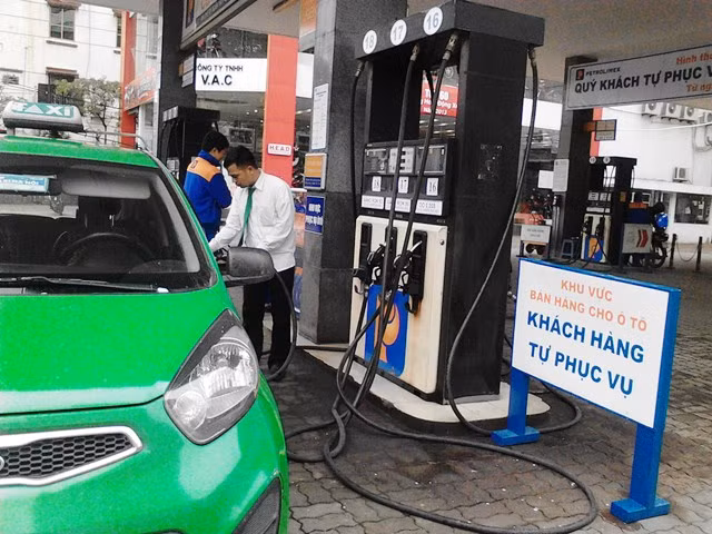 Khách hàng lo ngại về tính an toàn khi được tự bơm xăng. Khách hàng lo ngại về tính an toàn khi được tự bơm xăng.