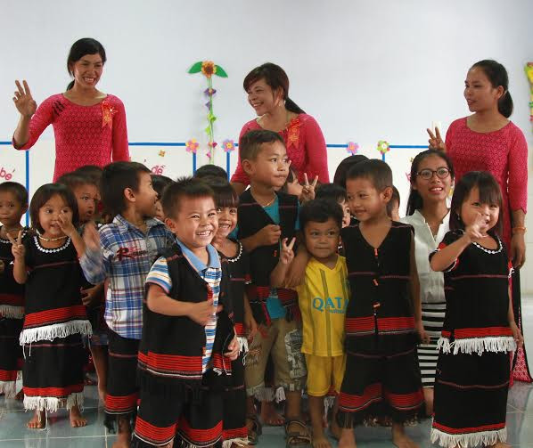 Niềm vui của các em học sinh vùng sâu vùng xa trong ngôi trường Đèn Đom Đóm mới. Niềm vui của các em học sinh vùng sâu vùng xa trong ngôi trường Đèn Đom Đóm mới.