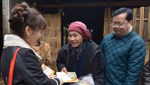 Tận tay vào bản xa xôi tặng quà tết, tiền cho các gia đình khó khăn.