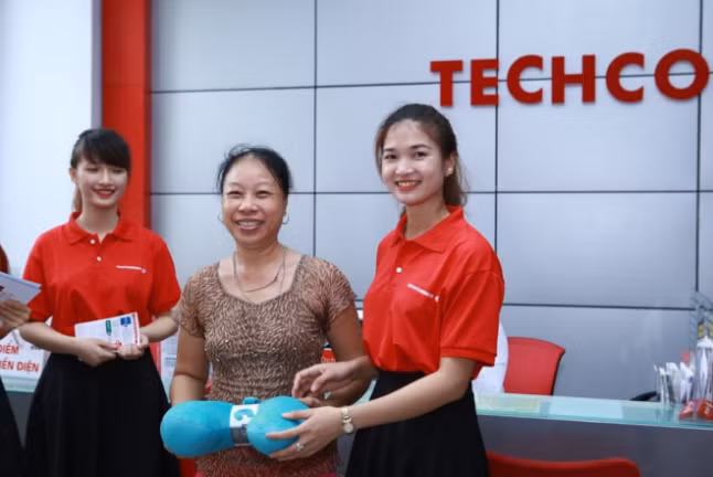 Rất nhiều những món quà ý nghĩa từ Techcombank đã chuyến đến tận tay cho cho Khách hàng tại mỗi điểm dừng chân.