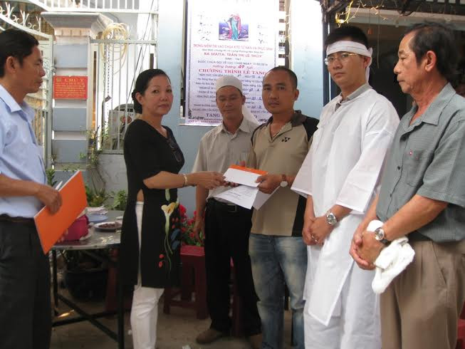 Đại diện Bảo hiểm Viễn Đông đến thăm viếng và chia buồn cùng gia đình các nạn nhân.