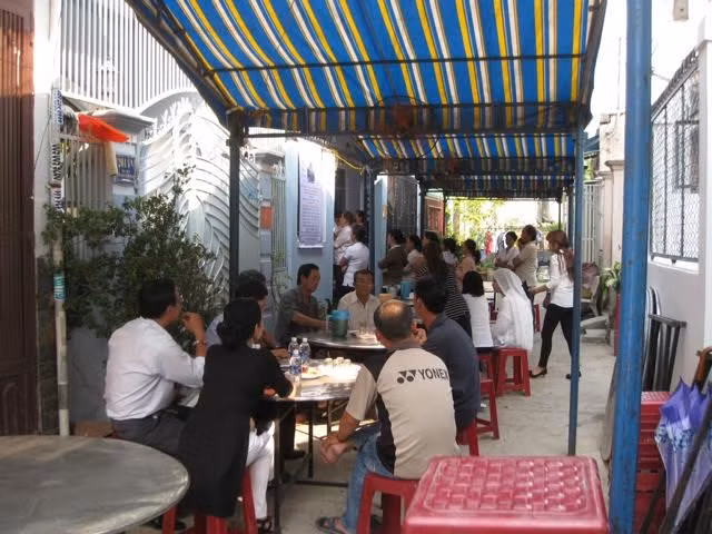 Vụ tai nạn giao thông nghiêm trọng tại dốc cầu Trường Đai, đường Lê Đức Thọ, Gò Vấp, TP.HCM khiến hai người tử vong.