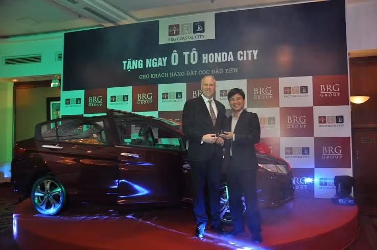 Ông Lê Tuấn Anh, khách hàng đặt cọc đầu tiên đã may mắn sở hữu chiếc ô tô Honda City.