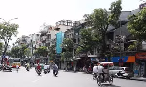 Hà Nội và nhân dân đều trăn trở với bài toán làm thế nào để Hồ Gươm vừa bảo tồn được những nét đẹp vốn có, vừa phát triển phù hợp với xu thế của xã hội. Ảnh: Kiến trúc lộn xộn khu vực đầu quảng trường Đông Kinh Nghĩa Thục.