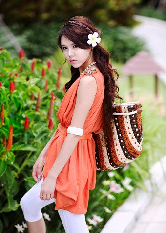 Túi cói dễ dàng kết hợp với nhiều loại trang phục khác nhau. Tuy nhiên, bạn gái nên chú ý cách chọn màu để có được sự kết hợp hài hòa và ăn ý nhất. (Ảnh: 2sao) Xem thêm: Những chiếc túi "đụng hàng" xuyên lục địa của Sao Việt