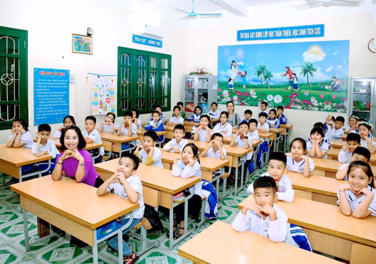 Cô giáo Vũ Thị Thảo cùng các em học sinh trong một giờ học sôi động (Ảnh: CTV) Cô giáo Vũ Thị Thảo cùng các em học sinh trong một giờ học sôi động (Ảnh: CTV)