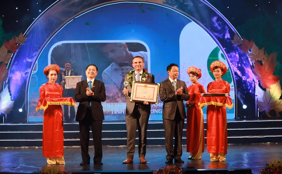 Ông Arnoud van den Berg - TGĐ Công ty FrieslandCampina Việt Nam nhận bằng khen của Bộ Tài nguyên và Môi trường dành cho tổ chức có thành tích xuất sắc trong sự nghiệp bảo vệ môi trường. Ông Arnoud van den Berg - TGĐ Công ty FrieslandCampina Việt Nam nhận bằng khen của Bộ Tài nguyên và Môi trường dành cho tổ chức có thành tích xuất sắc trong sự nghiệp bảo vệ môi trường.