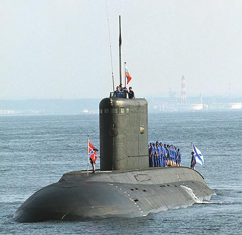 Ấn Độ sẵn sàng đào tạo phi công lái máy bay chiến đấu Su-30, đào tạo thủy thủ tàu ngầm cho Việt Nam. Trong hình là tàu ngầm thông thường lớp Kilo của Hải quân Nga