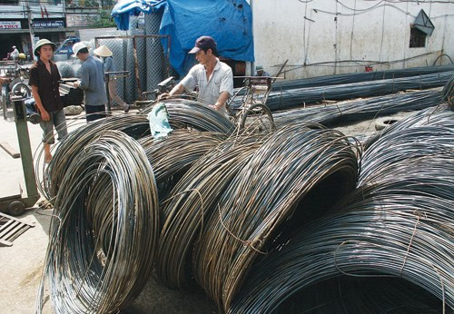 Phó Thủ tướng Hoàng Trung Hải yêu cầu kiểm tra, xử lý nghiêm các đối tượng nhập lậu thép. ảnh: Thanh niên. Phó Thủ tướng Hoàng Trung Hải yêu cầu kiểm tra, xử lý nghiêm các đối tượng nhập lậu thép. ảnh: Thanh niên.