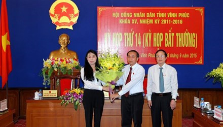 Bà Hoàng Thuý Lan, Bí thư tỉnh uỷ Vĩnh Phúc chúc mừng ông Nguyễn Văn Trì được bầu giữ chức Chủ tịch UBND tỉnh. ảnh: TTXVN