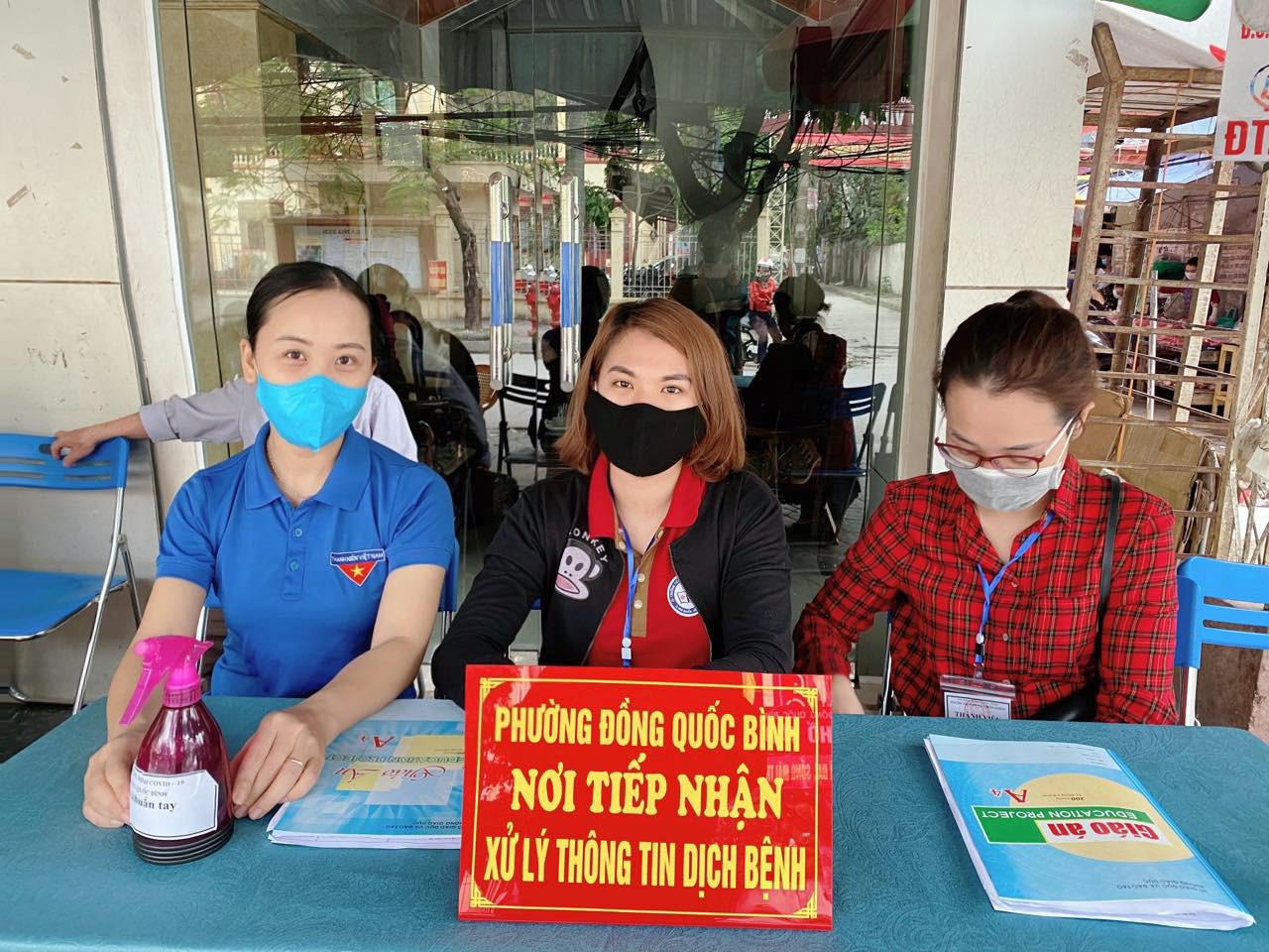 Cô giáo Đoàn Thị Hồng Lương (áo xanh) tham gia trực chốt phòng, chống dịch Covid-19 tại phường Đồng Quốc Bình (Ảnh: Nhân vật cung cấp)