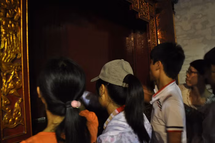 Các sĩ tử cùng nhau viết những điều ước của mình.