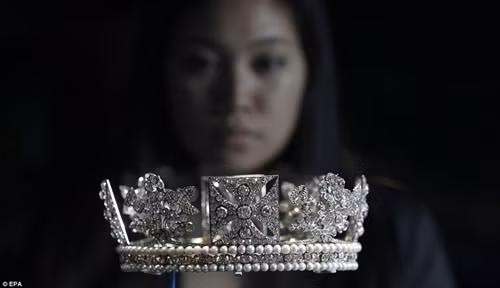 Chiếc vương miện Diamond Diadem nạm 10.000 viên kim cương lớn nhỏ.
