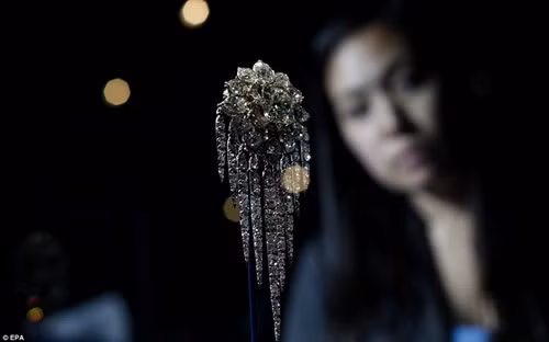 Một món nữ trang khác - chiếc hoa cài áo lấp lánh mang tên Fringe Brooch của Nữ hoàng Victoria là một trong những tác phẩm đá quý mà ít người được chiêm ngưỡng. Chiếc hoa cài áo này gồm 1 viên kim cương lớn ở chính giữa, bao quanh bởi 12 viên kim cương nhỏ hơn và 9 chuỗi kim cương rủ xuống dưới. Đây là lễ vật mà Thổ Nhĩ Kỳ dâng tặng Nữ hoàng Anh.