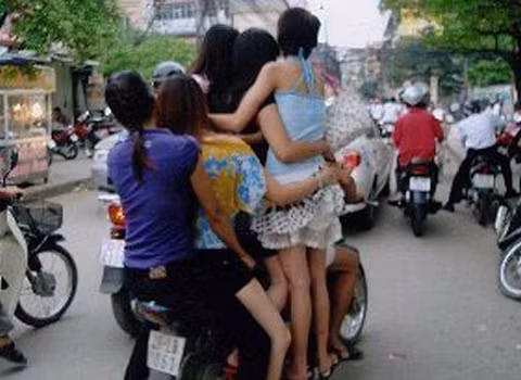 Chiếc "siêu xe" chở ít nhất 5 cô gái. Ảnh: Hoàng Gia Huy.
