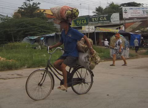 "Diễn xiếc" trên đường. Ảnh: Nguyễn Ngọc Báu.