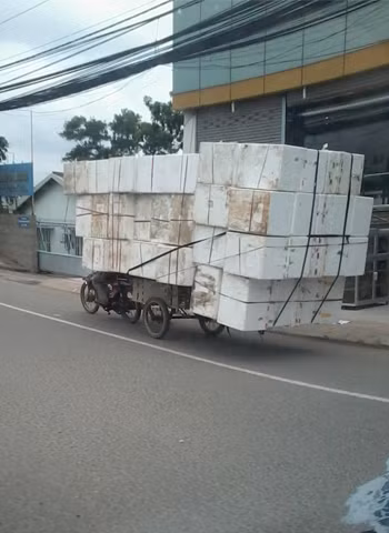 "Cao thủ" chở hàng, chụp tại đường Đồng Khởi, TP. Biên Hòa, Đồng Nai. Ảnh: Ha Dai Nhan.