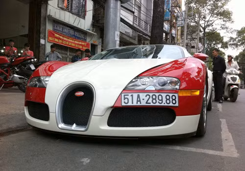 Bugatti Veyron Tháng 2, "ông hoàng tốc độ" Bugatti Veyron nổ phát súng đầu tiên cho loạt siêu xe khủng về Việt Nam trong năm 2012. Chiếc Bugatti Veyron màu đỏ trắng này được cho là model đời 2008 và về Việt Nam theo dạng Việt kiều hồi hương. Siêu xe sau đó đeo biển trắng với chi phí sau khi cộng dồn tất cả các loại thuế lên đến gần 2 triệu USD.