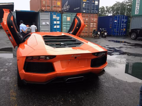 Lamborghini Aventador thứ hai về Việt Nam Chỉ một ngày sau khi chiếc Lamborghini Aventador khoảng 25 tỉ đồng đầu tiên về Việt Nam, một chiếc Lamborghini Aventador màu cam khác cũng đã cập cảng Sài Gòn. Model này được cho thuộc sở hữu của đại gia Vinh Auto, mặc dù trước đó, nhiều nguồn tin khẳng định bản màu cam là của Cường đô-la.