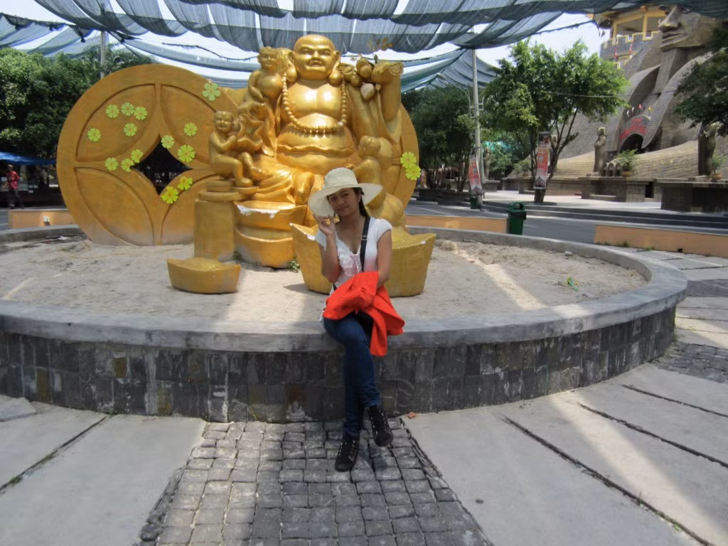 Hồng thích màu hồng, yêu màu đỏ, mong muốn được kết bạn, du lịch và làm lãnh đạo. Hồng là một người tốt bụng, thân thiện, hay mộng mơ nhưng sống khá chân thực. Hồng thích màu hồng, yêu màu đỏ, mong muốn được kết bạn, du lịch và làm lãnh đạo. Hồng là một người tốt bụng, thân thiện, hay mộng mơ nhưng sống khá chân thực.