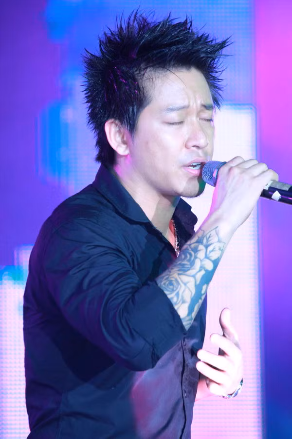 Anh Thể hiện lại ca khúc 'Tìm lại bầu trời' Anh Thể hiện lại ca khúc 'Tìm lại bầu trời'