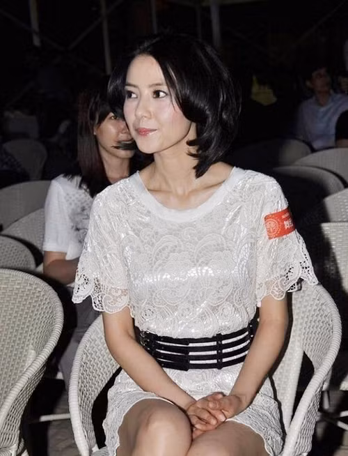Cao Viên Viên với chiếc đầm ren trắng khá đơn giản nhưng được tạo điểm nhấn nhờ chiếc thắt lưng đen. Xem thêm: Xu hướng thời trang Xuân - Hè 2012/Phong cách thời trang của Sao
