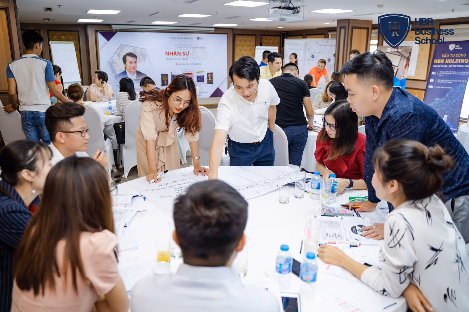 Ông Tony Dzung và các học viên.