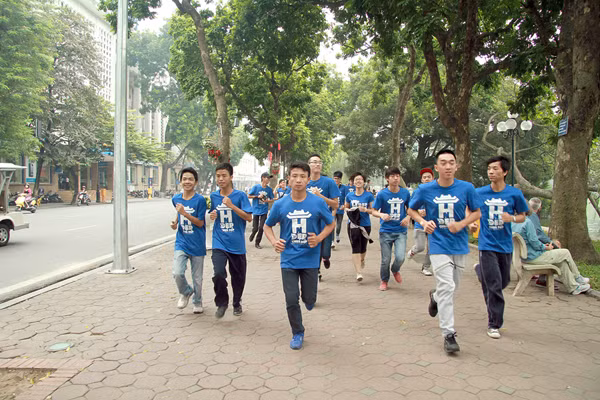 Và trước khi buổi họp báo diễn ra, chàng Running Man đã cùng các tình nguyện viên chạy một vòng xung quanh Hồ gươm.