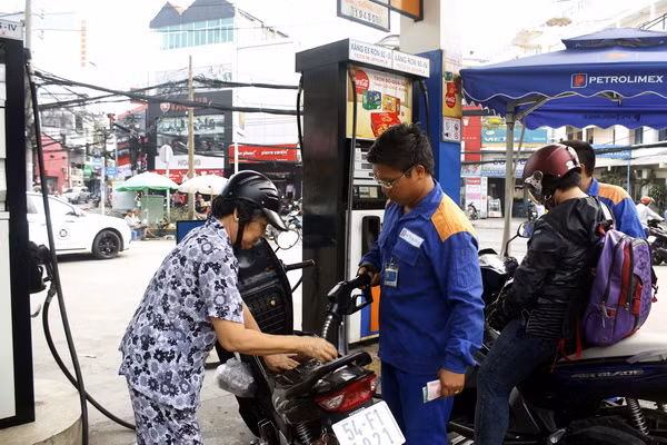 Giá xăng, dầu được điều chỉnh giảm nhẹ. Ảnh: TTXVN. Giá xăng, dầu được điều chỉnh giảm nhẹ. Ảnh: TTXVN.