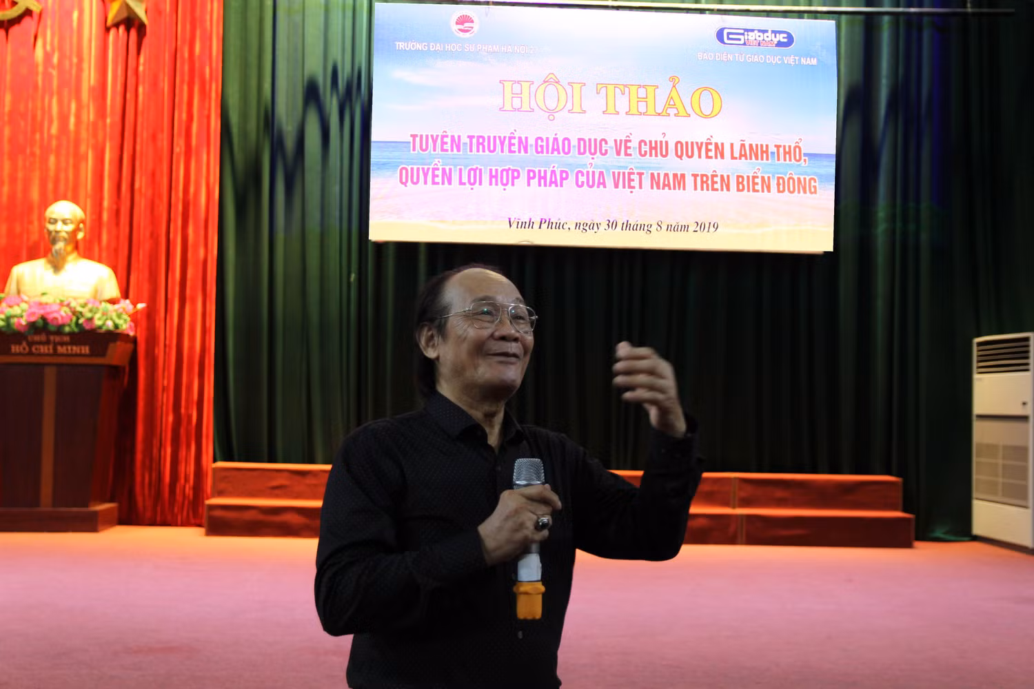 Tiến sĩ Trần Công Trục cho biết, hiểu được chủ quyền lãnh thổ, biên giới quốc gia, các quyền tài phán của quốc gia ven biển một cách khoa học, đầy đủ chúng ta sẽ phân biệt được tin độc, tin hại. Ảnh: Vũ Phương.