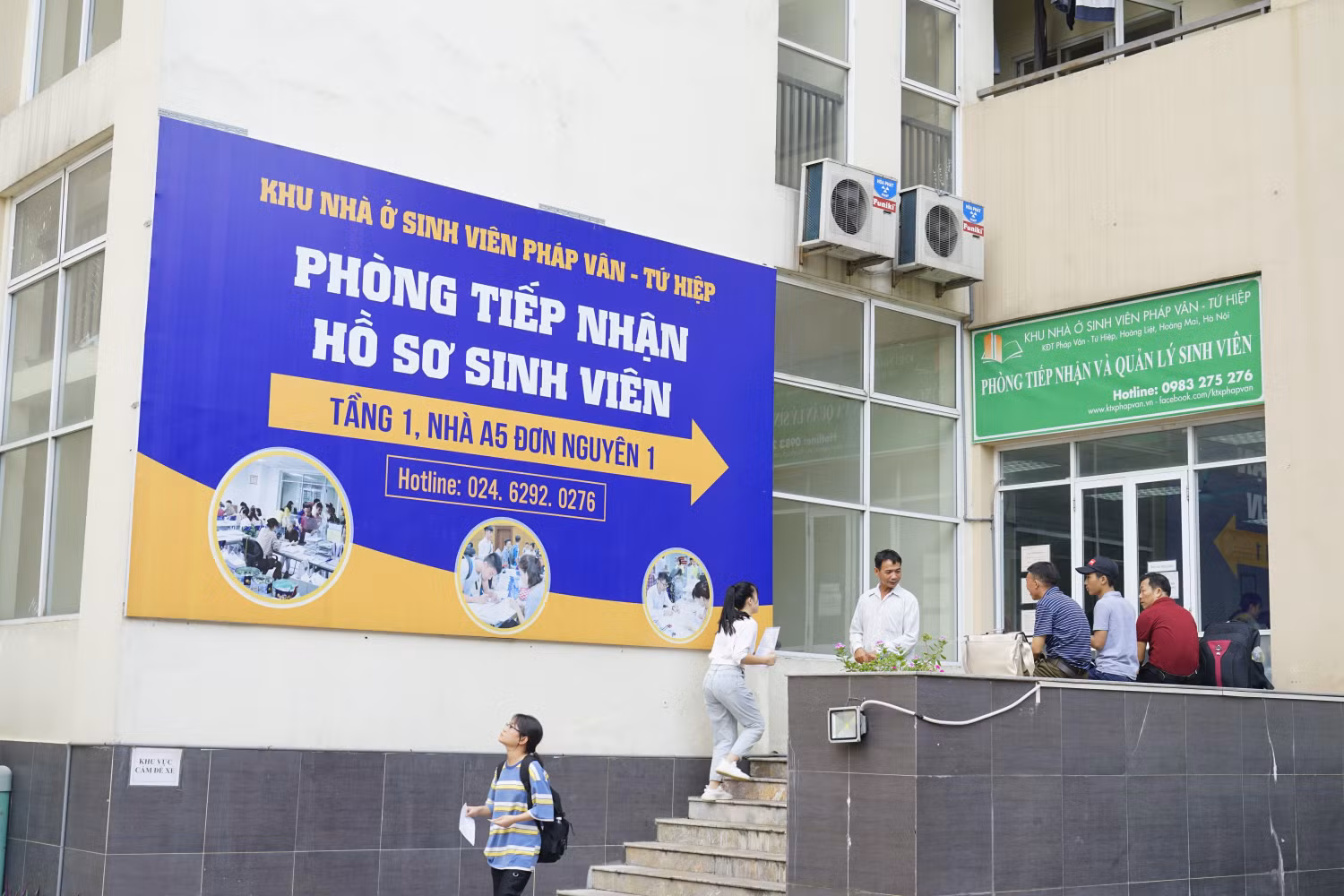 Ngoài đội ngũ tình nguyện viên tận tình giúp đỡ, nhiều biển bảng hướng dẫn để phụ huynh, sinh viên làm thủ tục đăng ký ở trọ nhanh và thuận tiện nhất.