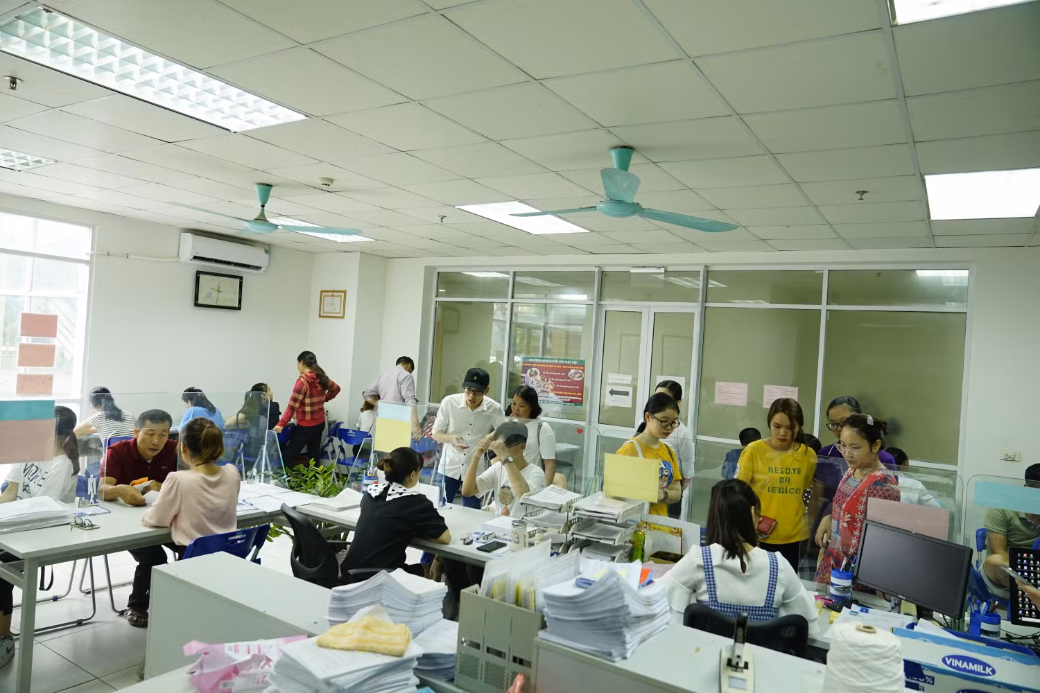 Không khí trong phòng đăng ký ở ký túc xá của các bạn sinh viên năm đầu rất tấp nập, nhộn nhịp.