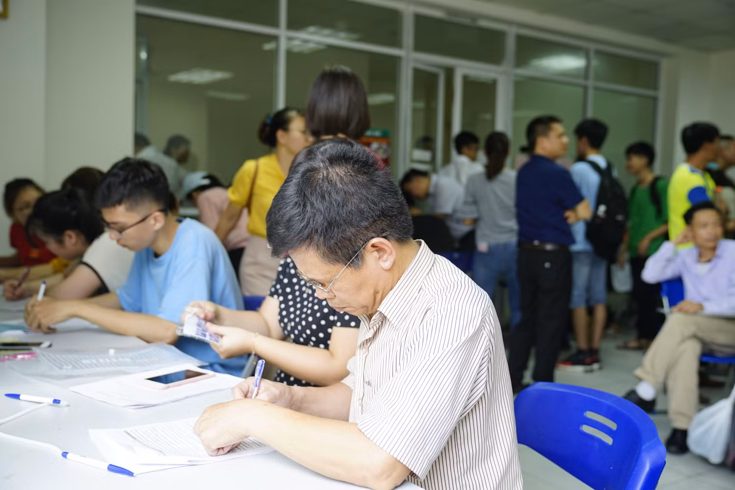 Nhiều phụ huynh lần đầu đến Ký túc xá Pháp Vân – Tứ Hiệp đã thích ngay vì vấn đề an ninh, cơ sở vật chất khang trang, hiện đại, tiện nghi là điều kiện lý tưởng để con em yên tâm ở lại thành phố học tập.