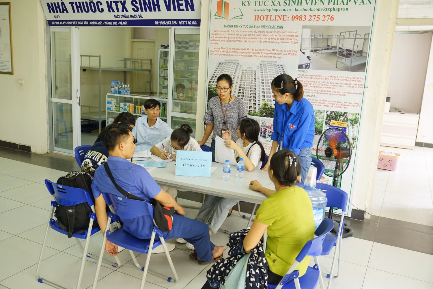 Những thắc mắc của phụ huynh đưa con đến đăng ký ở Ký túc xá Pháp Vân - Tứ Hiệp được đội ngũ nhân viên, tình nguyện viên chia sẻ, cung cấp thông tin rất chi tiết.