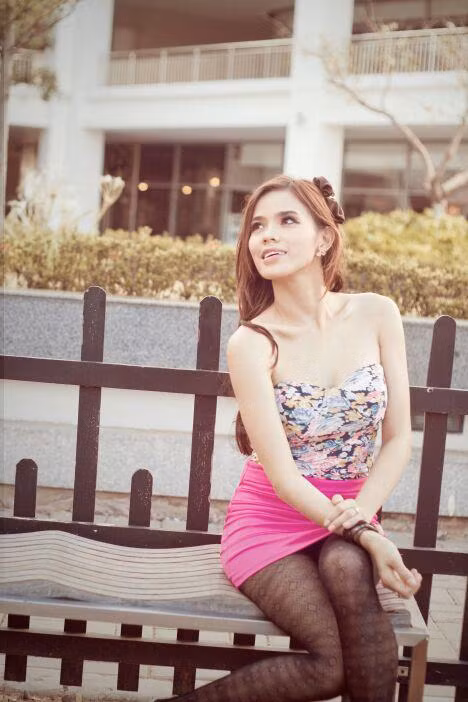 .Cô cũng là một người mẫu, ca sĩ được đánh giá là năng động với những phong cách biểu diễn riêng biệt .Cô cũng là một người mẫu, ca sĩ được đánh giá là năng động với những phong cách biểu diễn riêng biệt