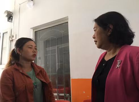 Bà Bùi Thị Diễm Thu trò chuyện với một cô giáo của nhóm trẻ Ánh Sao Vàng (ảnh: P.L) Bà Bùi Thị Diễm Thu trò chuyện với một cô giáo của nhóm trẻ Ánh Sao Vàng (ảnh: P.L)