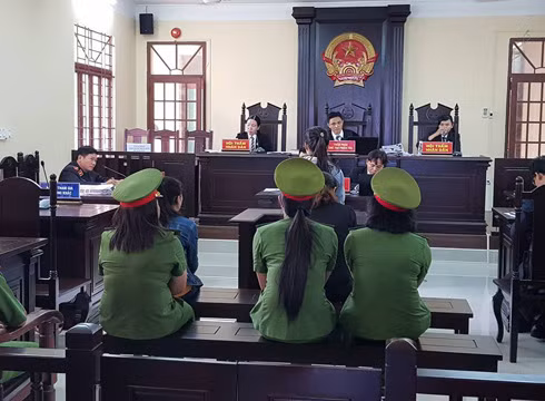 Toàn cảnh buổi xét xử vụ án bạo hành, tra tấn trẻ em xảy ra ở cơ sở Mầm Xanh vào sáng 25/7 (ảnh: P.L)