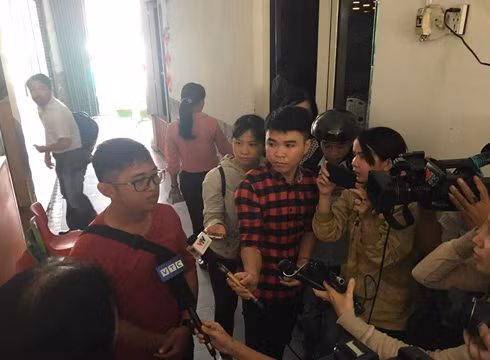 Đại diện nhóm trẻ Ánh Sao Vàng trao đổi thông tin với báo giới về vụ bé gái bị tát liên tục (ảnh: P.L) Đại diện nhóm trẻ Ánh Sao Vàng trao đổi thông tin với báo giới về vụ bé gái bị tát liên tục (ảnh: P.L)
