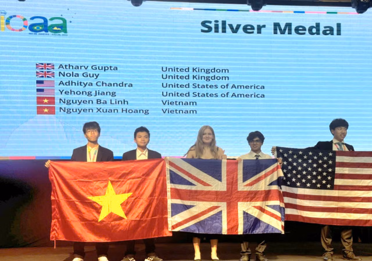 100% học sinh đoàn Hà Nội giành huy chương tại Olympic Thiên văn và Vật lý thiên văn quốc tế (IOAA) năm 2024. Ảnh: Sở Giáo dục và Đào tạo Hà Nội